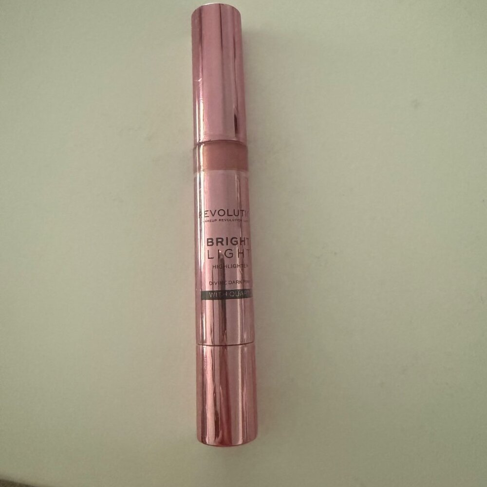 Revolution Bright Light Highlighter Divine Dark Pink With Quartz 3ml